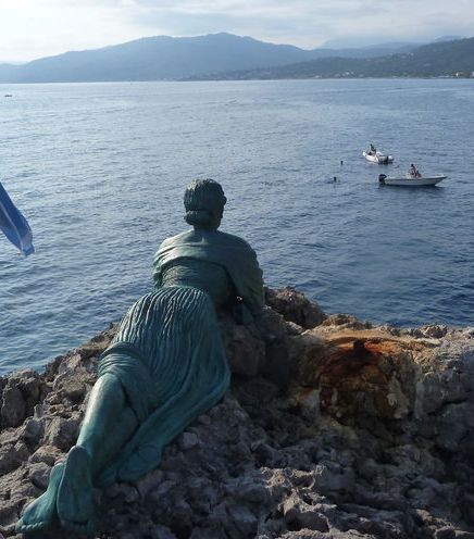 La statua della Spigolatrice di Sapri ''sorveglia'' il golfo di Policastro (ventisqueras.wordpress.com)